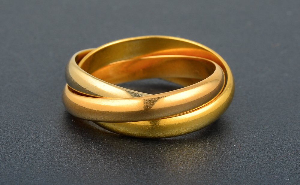 Тройное золотое кольцо. Три кольца. Кольцо три в одном золото. Кольцо Тринити что символизирует. Кольцо Тринити бесконечность золото.